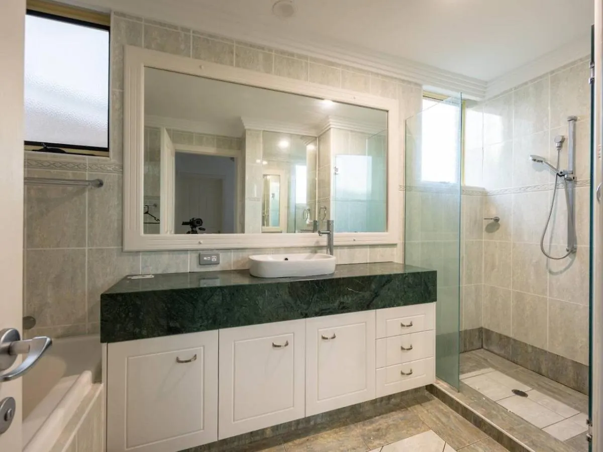 Waterfront Stunning Antique 4Rms 7Beds Holidayhome Gold Coast